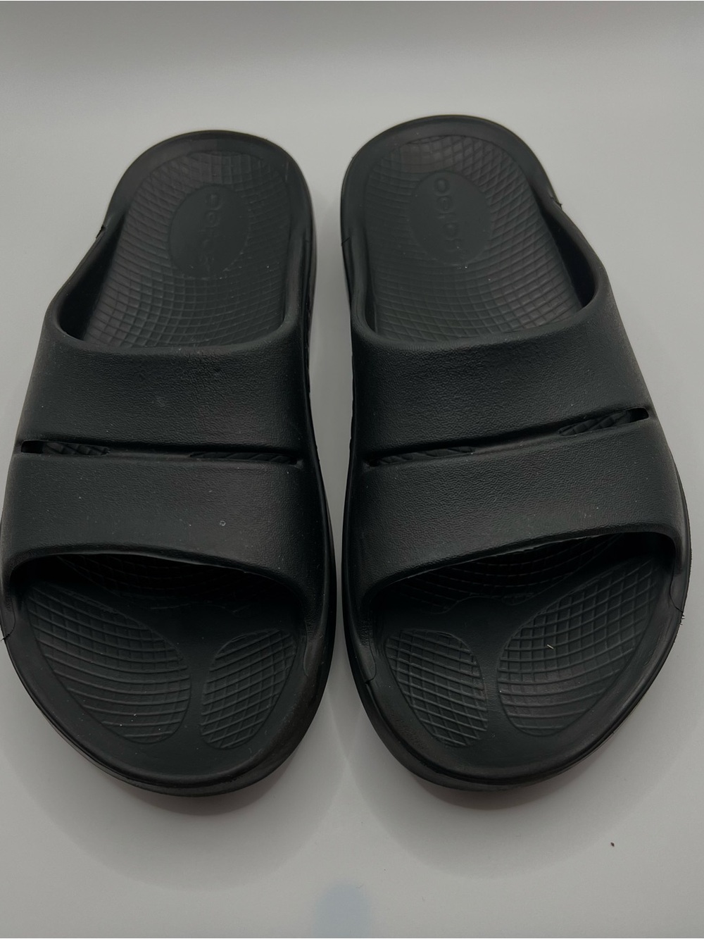 OOFOS Black Slide Sandals - Cushioned Recovery Women’s Size 7, Men’s Size 5